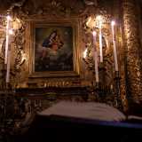 Ci avviciniamo all�altare dorato, anch�esso settecentesco, decorato con motivi che rimandano agli angeli e alla natura. Al centro si staglia un dipinto della Madonna col Bambino. Ma non siamo qui per ammirare la cattedra, bens� per scoprirne i suoi segreti
